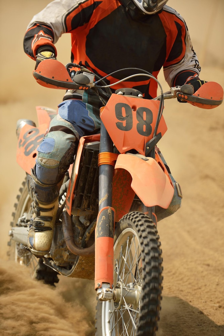 Foto moto de motocross en una carrera que representa el concepto de velocidad y potencia en el deporte extremo.