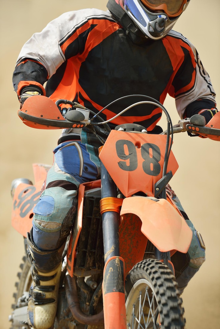 Foto moto de motocross en una carrera que representa el concepto de velocidad y potencia en el deporte extremo.