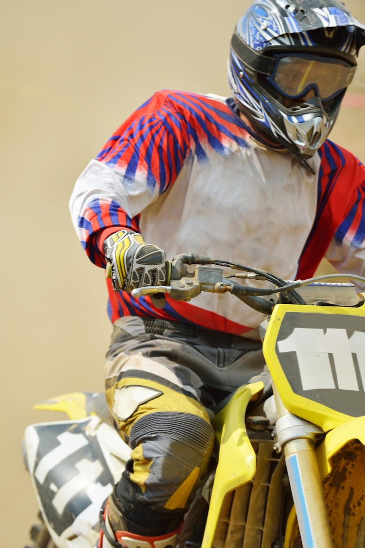 Foto moto de motocross en una carrera que representa el concepto de velocidad y potencia en el deporte extremo.