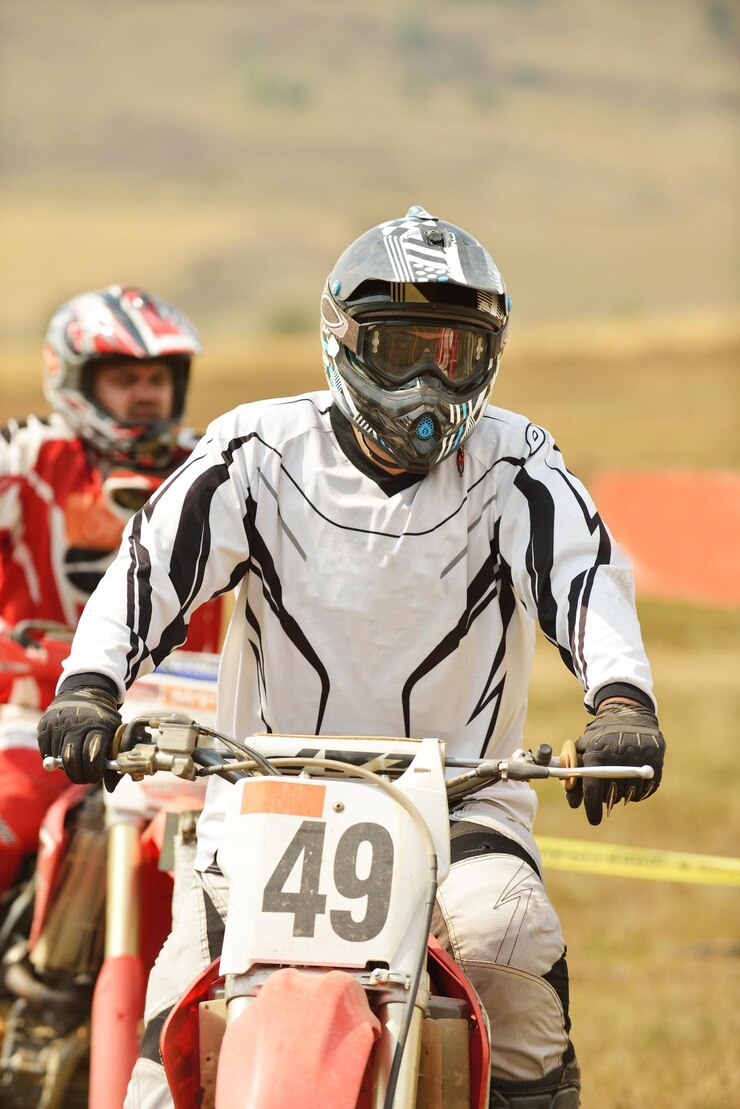 Foto moto de motocross en una carrera que representa el concepto de velocidad y potencia en el deporte extremo.