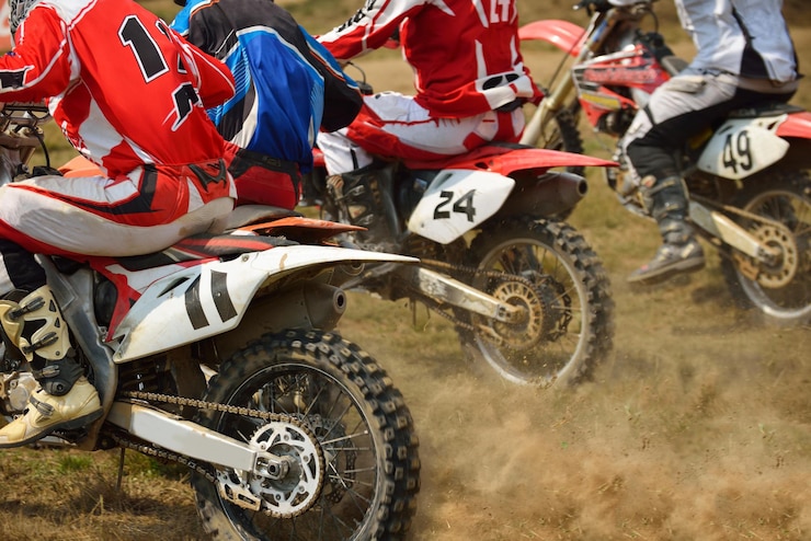 Foto moto de motocross en una carrera que representa el concepto de velocidad y potencia en el deporte extremo.