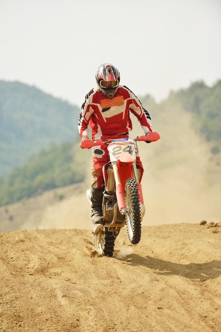 Foto moto de motocross en una carrera que representa el concepto de velocidad y potencia en el deporte extremo.