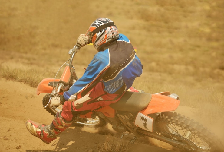 Foto moto de motocross en una carrera que representa el concepto de velocidad y potencia en el deporte extremo.