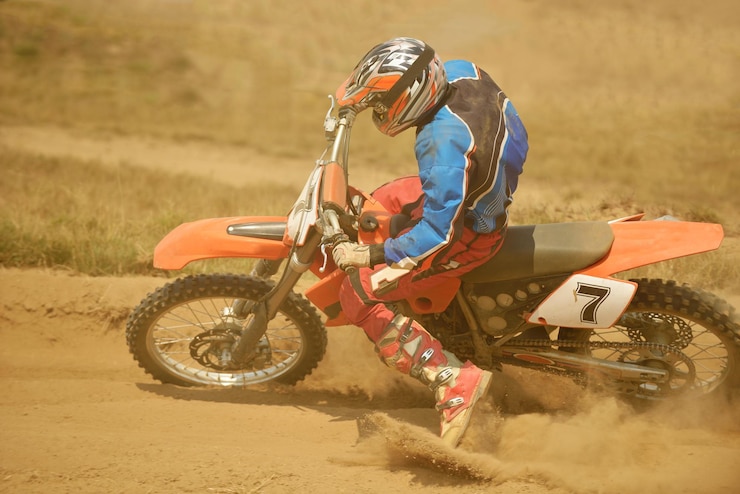 Foto moto de motocross en una carrera que representa el concepto de velocidad y potencia en el deporte extremo.