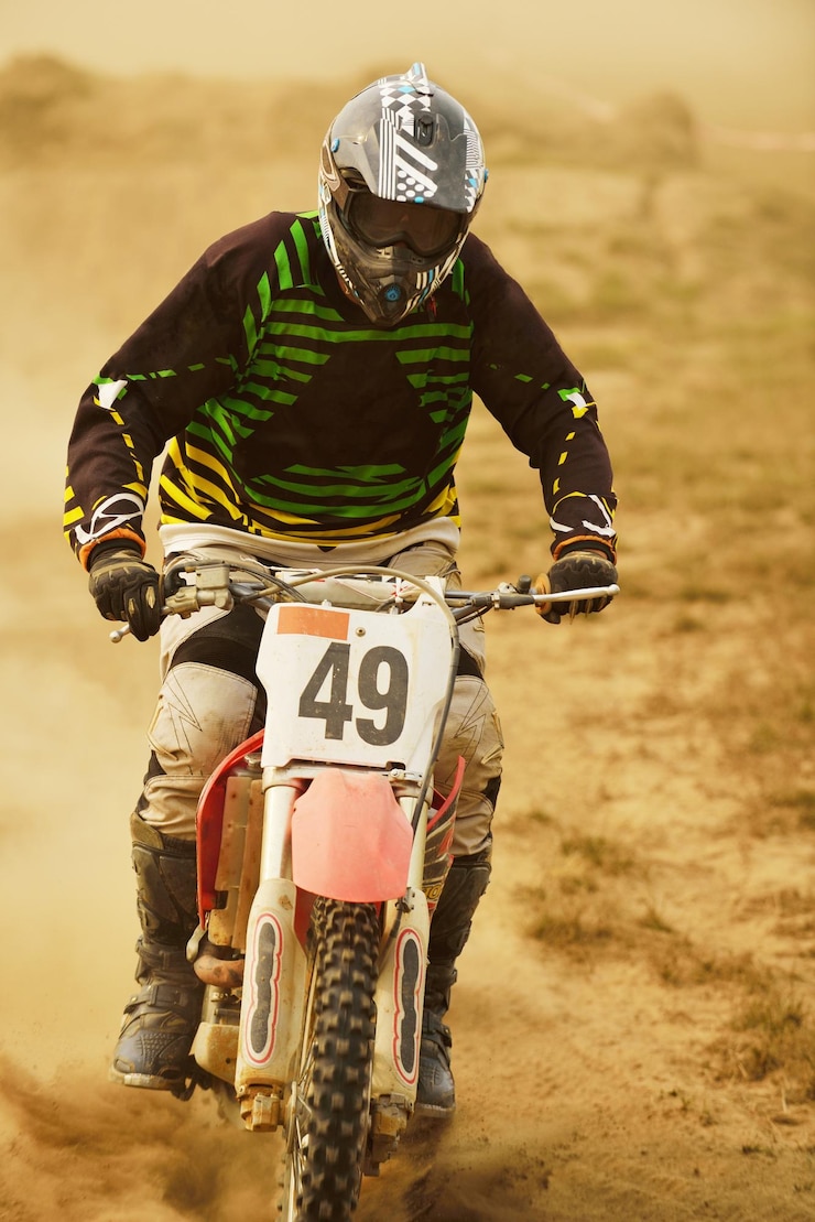Foto moto de motocross en una carrera que representa el concepto de velocidad y potencia en el deporte extremo.