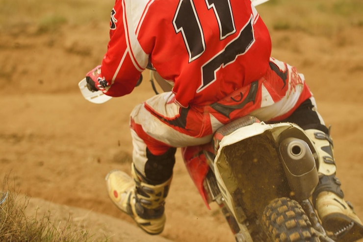 Foto moto de motocross en una carrera que representa el concepto de velocidad y potencia en el deporte extremo.
