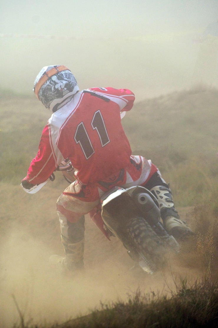 Foto moto de motocross en una carrera que representa el concepto de velocidad y potencia en el deporte extremo.