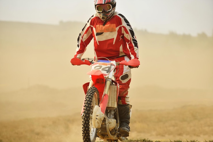 Foto moto de motocross en una carrera que representa el concepto de velocidad y potencia en el deporte extremo.