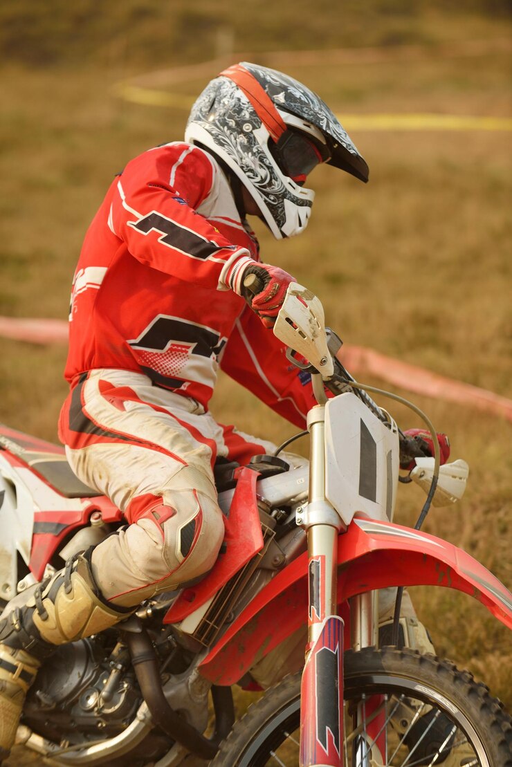 Foto moto de motocross en una carrera que representa el concepto de velocidad y potencia en el deporte extremo.