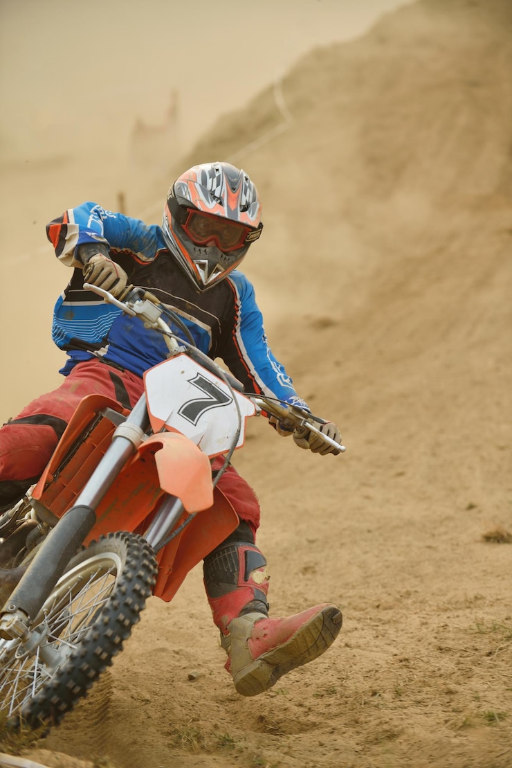 Foto moto de motocross en una carrera que representa el concepto de velocidad y potencia en el deporte extremo.