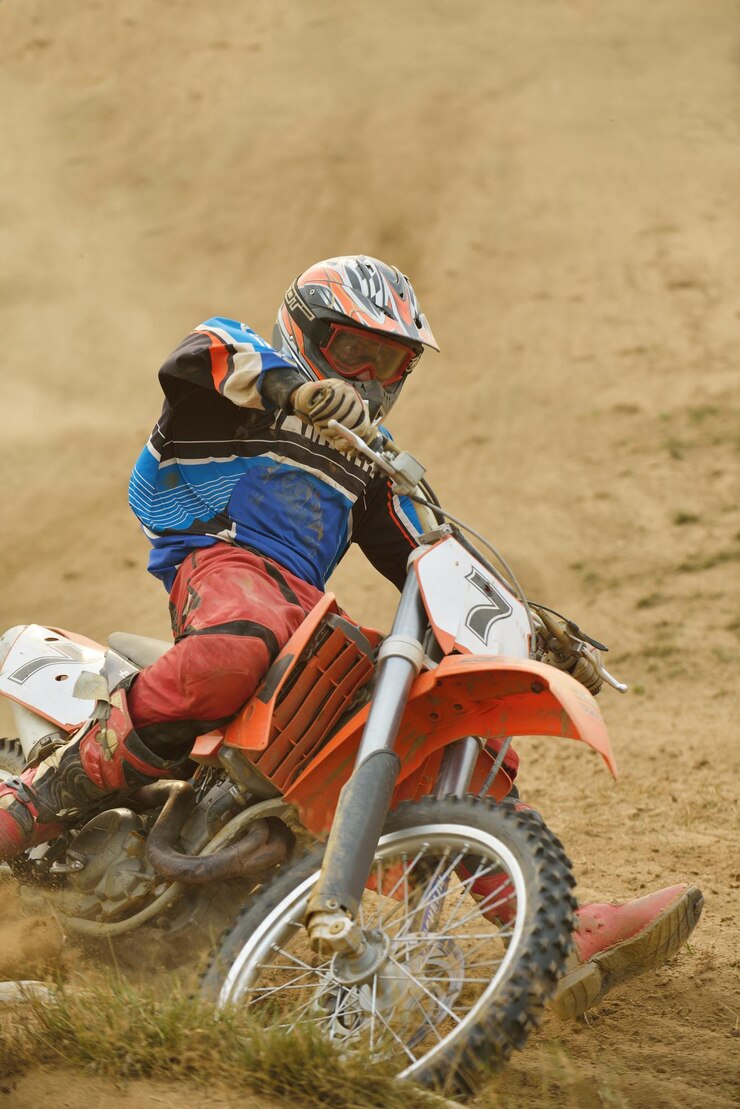 Foto moto de motocross en una carrera que representa el concepto de velocidad y potencia en el deporte extremo.