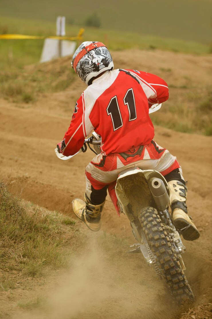 Foto moto de motocross en una carrera que representa el concepto de velocidad y potencia en el deporte extremo.
