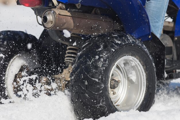 Una moto de nieve azul brillante en el bosque