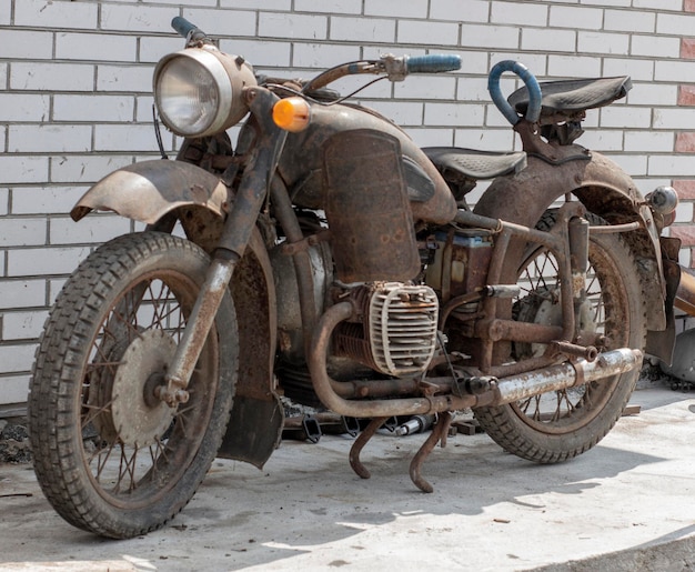 Moto retrô velha bicicleta antiga coberta de ferrugem