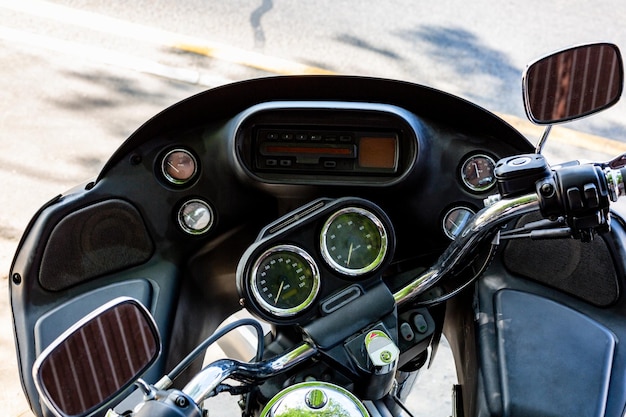 Moto vintage parada na rua nos raios de luz do sol Vista cortada