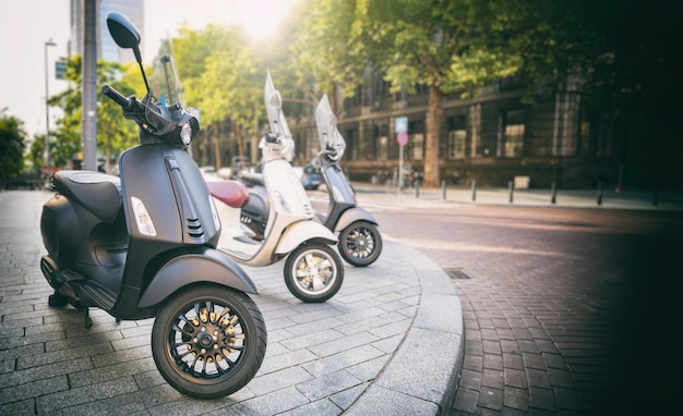 Moto vintage scooters estacionado en el centro de la ciudad europea