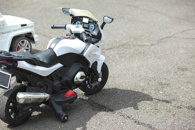 Foto motocicleta blanca y pequeña en la calle.