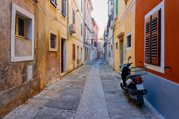 Motocicleta en la calle antigua del centro histórico de la ciudad de Izola, Eslovenia