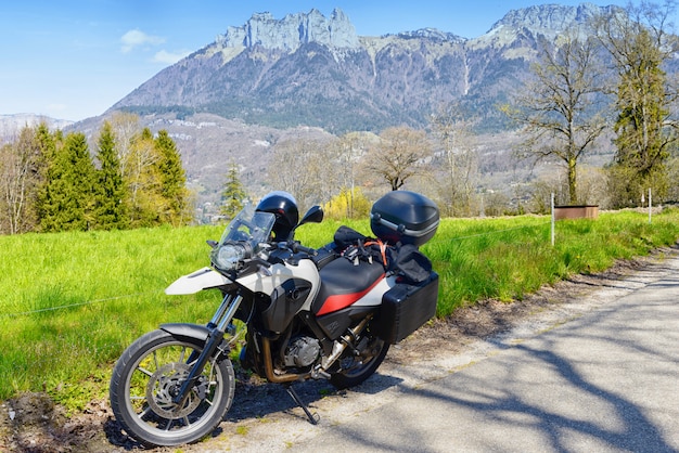 Motocicleta con el camino en la montaña