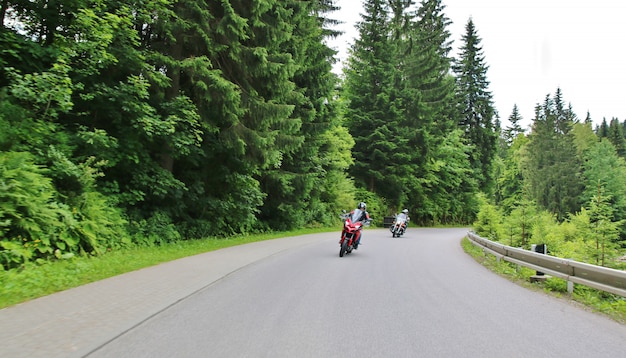 Motocicleta en el camino rural