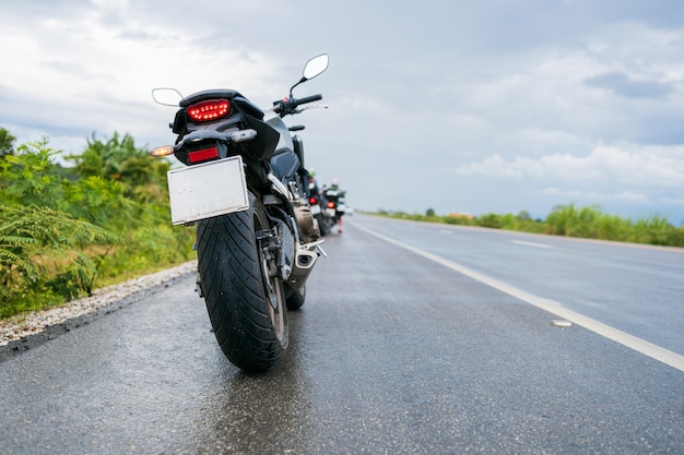 Motocicleta en una carretera mojada