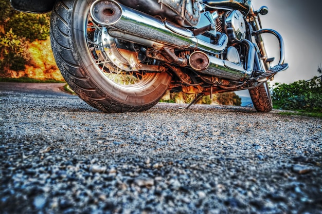 Foto motocicleta clásica vista desde el suelo al atardecer en hdr