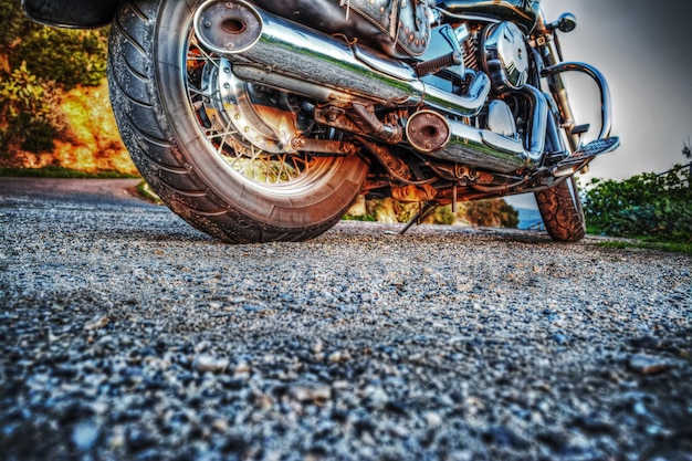 Motocicleta clásica vista desde el suelo al atardecer en hdr