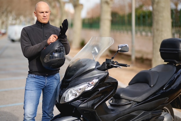 Motocicleta de corredor de chico guapo jinete.