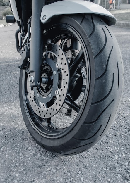 Foto motocicleta de roda dianteira para corrida na estrada na cidade