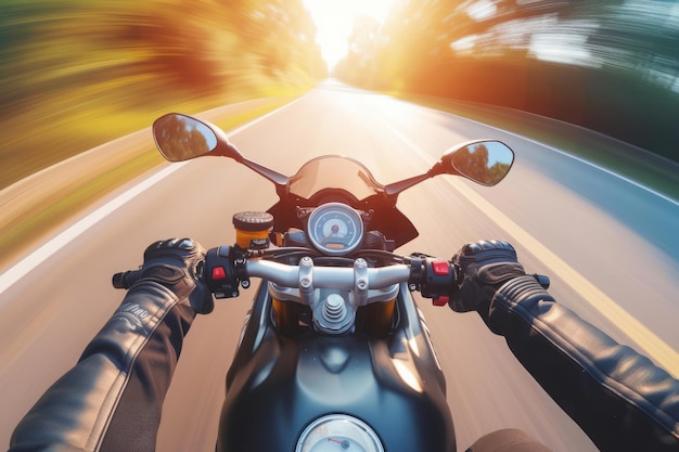 Motocicleta deportiva a través de una carretera boscosa a la luz del día con desenfoque de movimiento