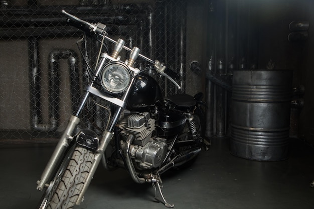 Foto motocicleta em local técnico em cores escuras