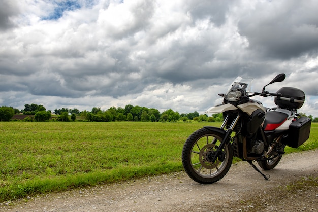 Motocicleta em um caminho com um céu nublado