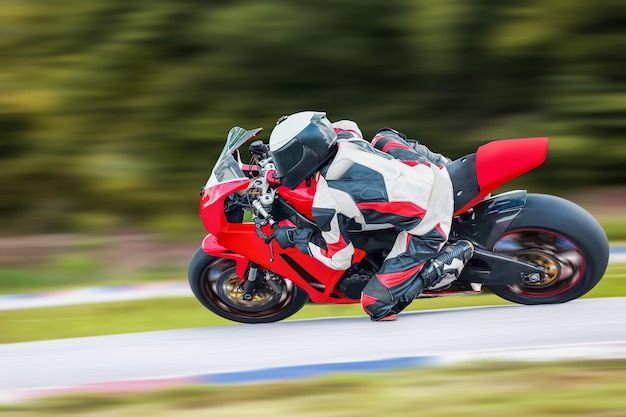 Foto motocicleta encostada em uma curva rápida na rodovia