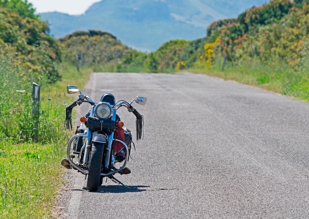 Motocicleta estacionada en un camino rural