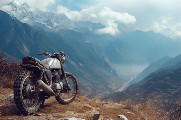 Motocicleta estacionada en la cima de una montaña