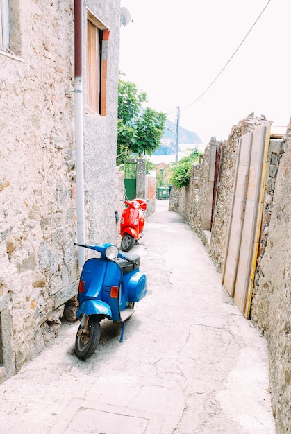 Foto motocicleta estacionada contra o céu