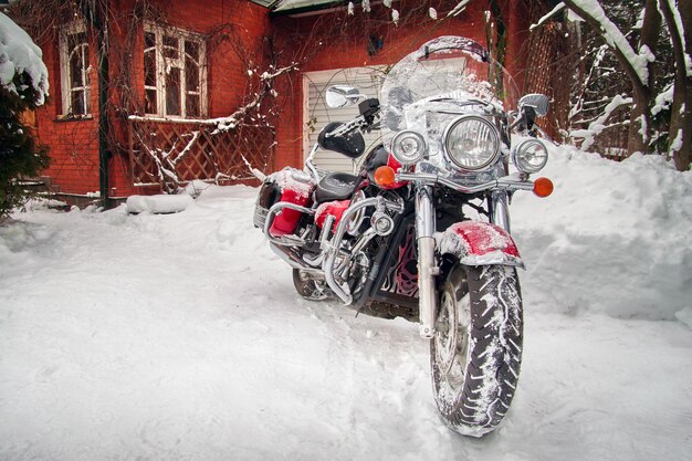 Motocicleta en el estacionamiento de invierno en la casa.