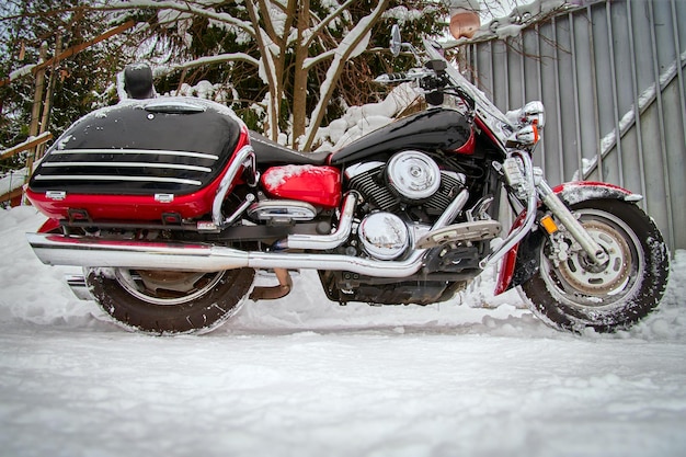 Motocicleta en el estacionamiento de invierno en la casa.