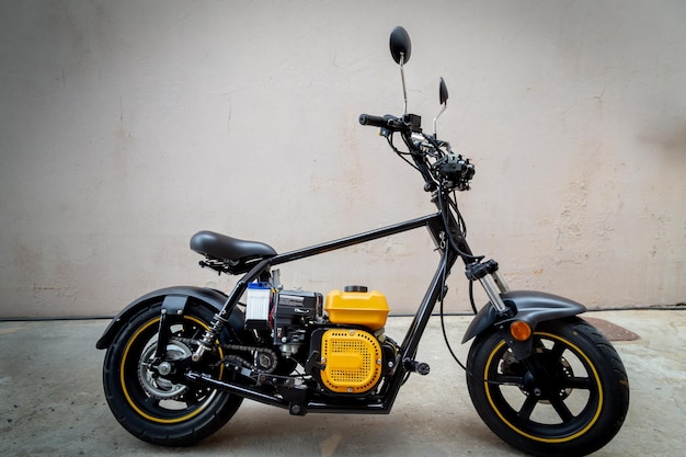 Una motocicleta con una matrícula amarilla que dice "eléctrica"
