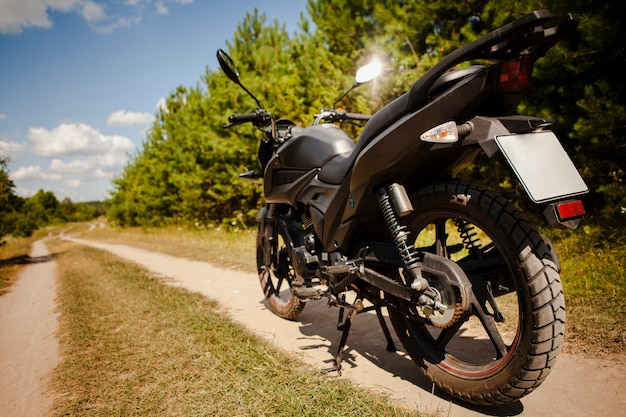 Motocicleta negra en carretera