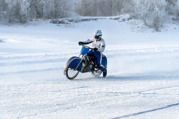 motocicleta con neumáticos con clavos Winter Speedway Carrera extrema de bicicletas en invierno motocicleta en el hielo del lago Baikal congelado equipo de protección para motociclistas Diversión extremadamente peligrosa en el invierno al aire libre