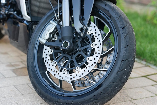 Una motocicleta parada en la calle.