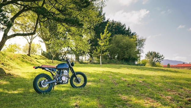 Motocicleta personalizada estacionada en el campo