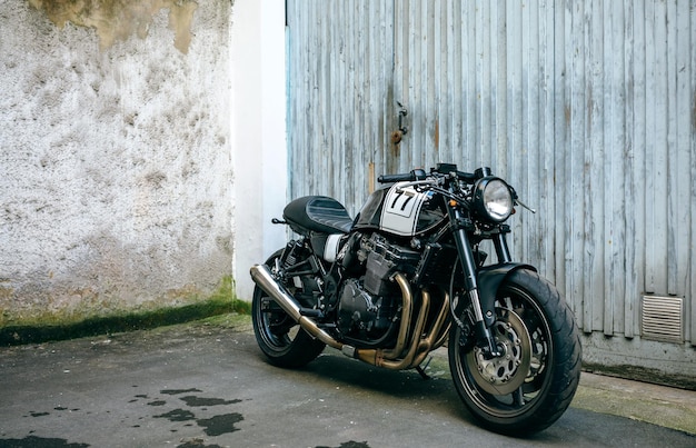 Motocicleta personalizada frente a la puerta del garaje