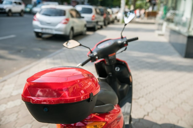 Motocicleta roja en la calle de la ciudad backgroundxA