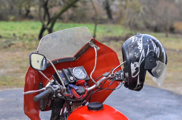 Motocicleta roja con casco en el manillar.