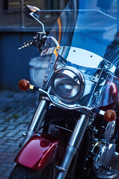 Una motocicleta roja con varias letras en el frente.