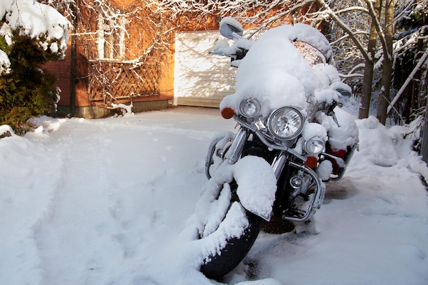 Motocicleta sob a neve no estacionamento de inverno