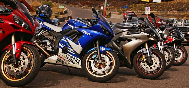 Motocicletas estacionadas en la carretera