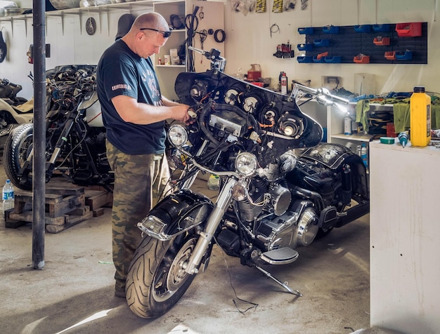 Motocicletas Harley Davidson em uma oficina de motos nos arredores